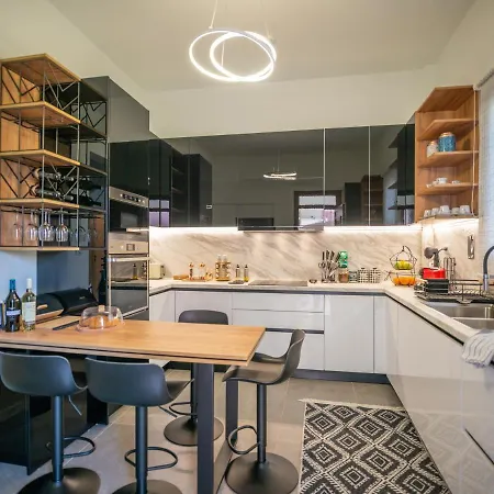 Monte Smith Luxury Garden With Parking Apartament