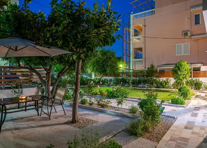 Monte Smith Luxury Garden With Parking Daire *