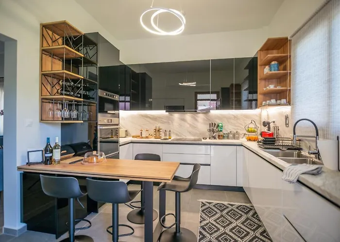 Monte Smith Luxury Garden With Parking Daire