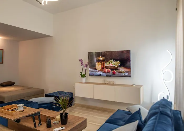 Monte Smith Luxury Garden With Parking Daire