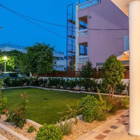 Monte Smith Luxury Garden With Parking *